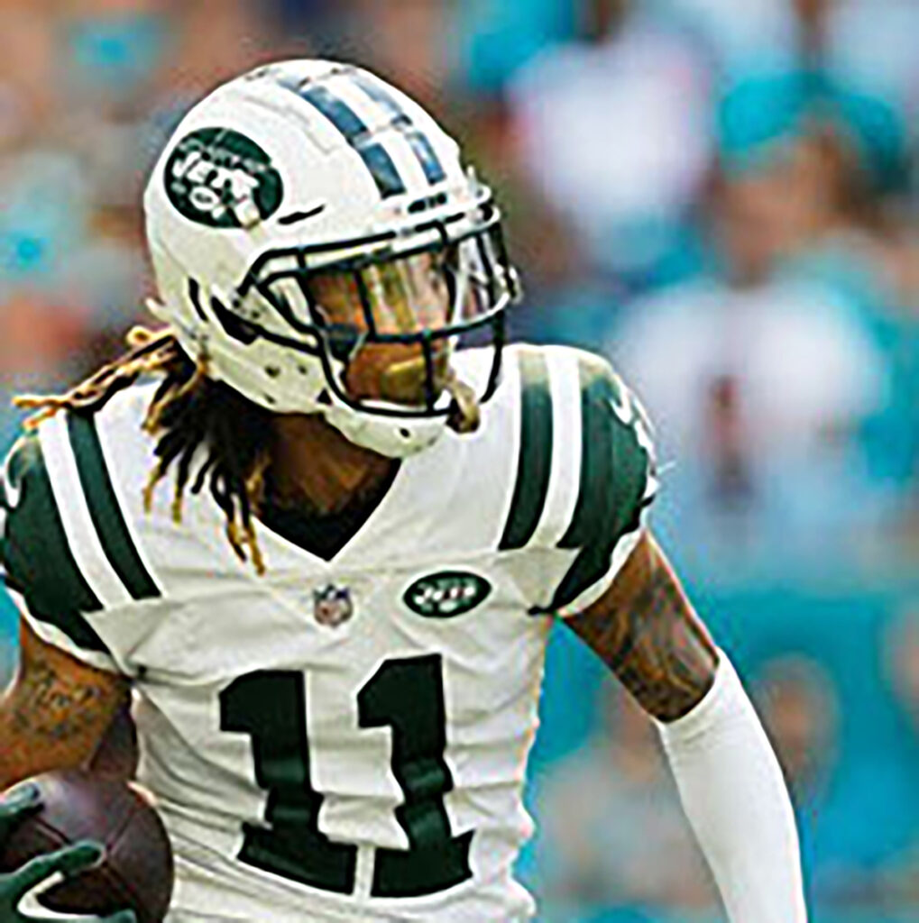 MIAMI, FL - NOVEMBER 04:  Robby Anderson #11 of the New York Jets carries the ball againnst the Miami Dolphins in the first quarter of their game at Hard Rock Stadium on November 4, 2018 in Miami, Florida.  (Photo by Michael Reaves/Getty Images)